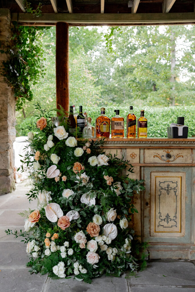 outdoor bar wedding, goodstone inn wedding, wedding florals