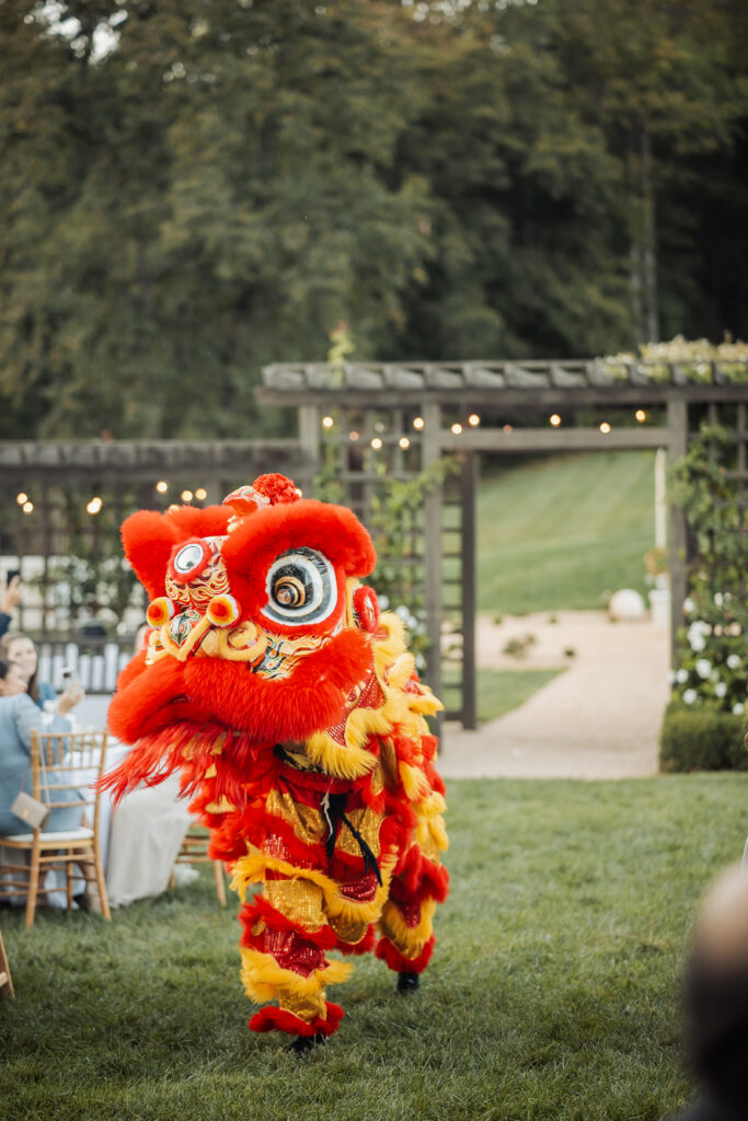 monte ventoso wedding, luxurious italian villa wedding venue, virginia wedding planner and designer, luxury wedding, wedding reception, al fresco wedding, asian bride and groom, dragon in wedding reception