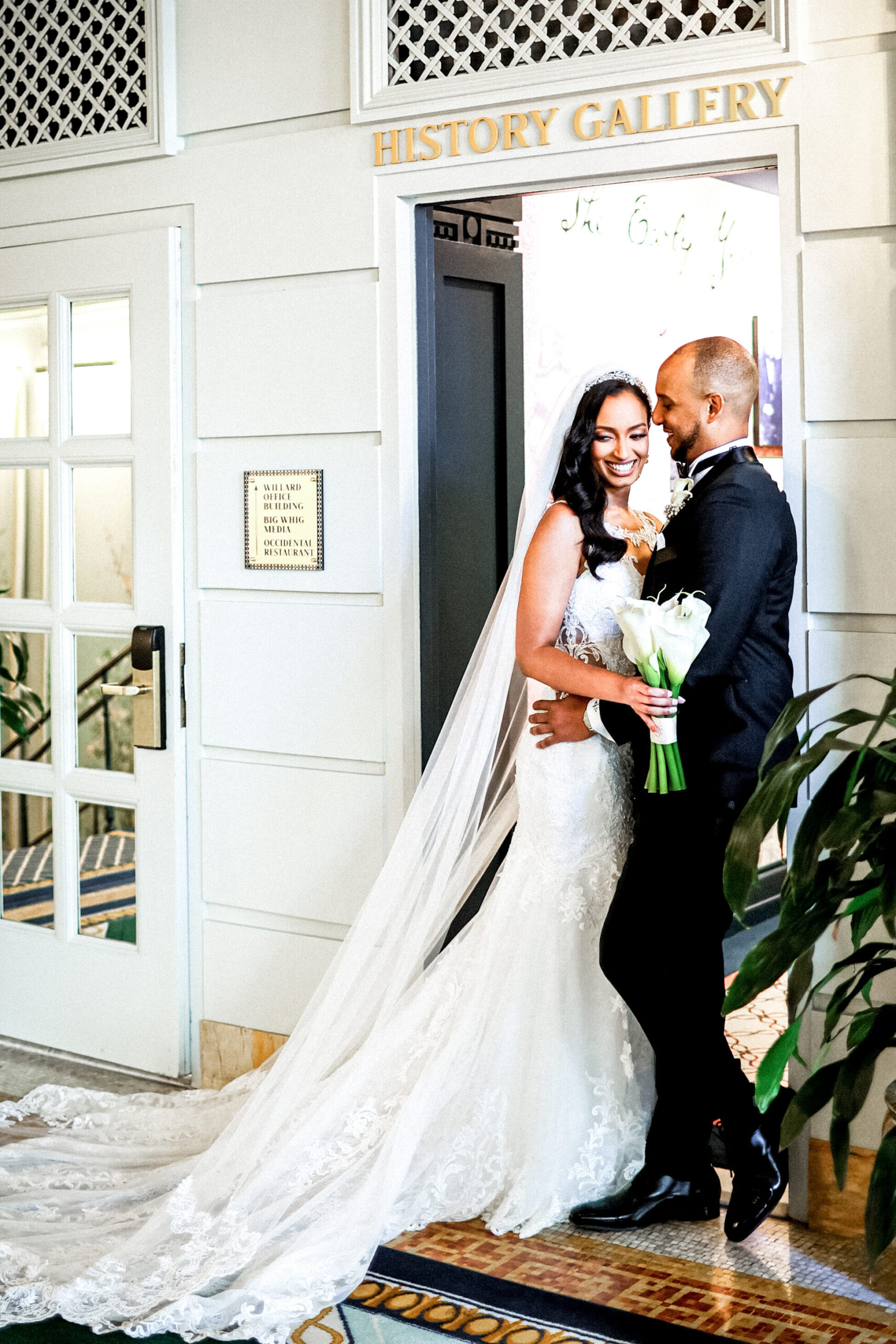 willard intercontinental washington d.c. wedding, bride and groom, luxury wedding planner and designer, bridal dress, wedding veil, minimalistic bridal bouquet