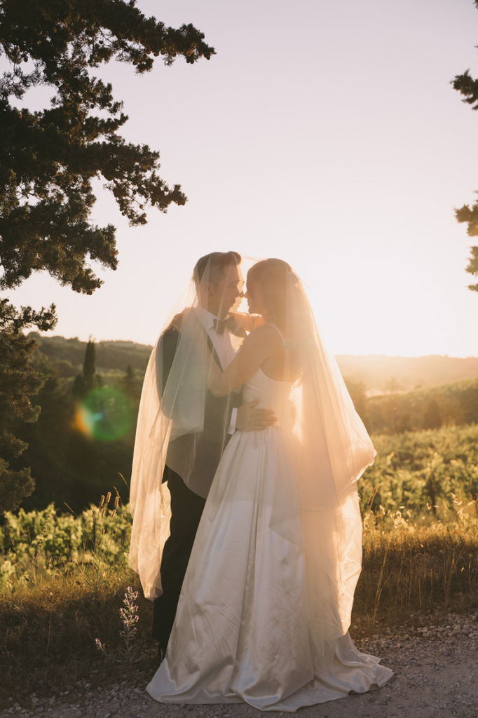 destination wedding in tuscany, destination wedding in italy, monaciano wedding venue, destination wedding planner, destination planner, wedding reception, al fresco wedding reception, bride and groom sunset portrait