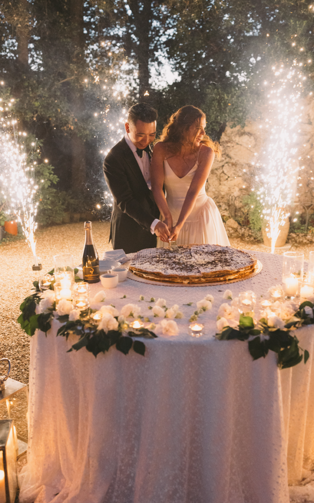 destination wedding in tuscany, destination wedding in italy, monaciano wedding venue, destination wedding planner, destination planner, wedding reception, al fresco wedding reception, bride and groom cake cutting, italian wedding cake, wedding cold sparks