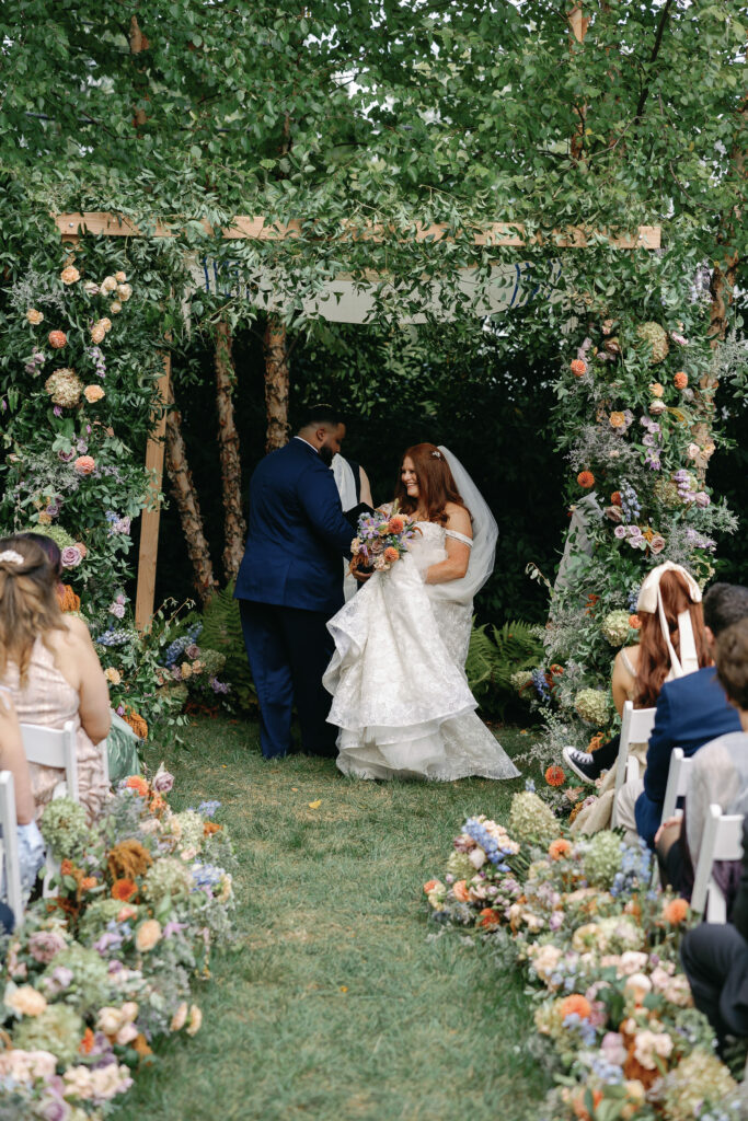 wedding at the red fox inn, virginia wedding, spring fall wedding, ceremony flowers, bridal bouquet, jewish wedding, chuppah flowers, vida events wedding