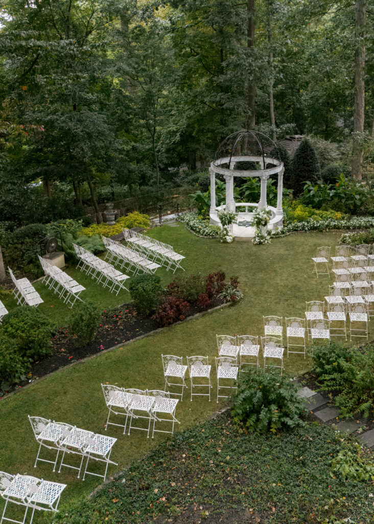 gramercy mansion wedding, outdoor wedding, vintage wedding, bride and groom, Maryland wedding, ceremony, ceremony florals, altar florals