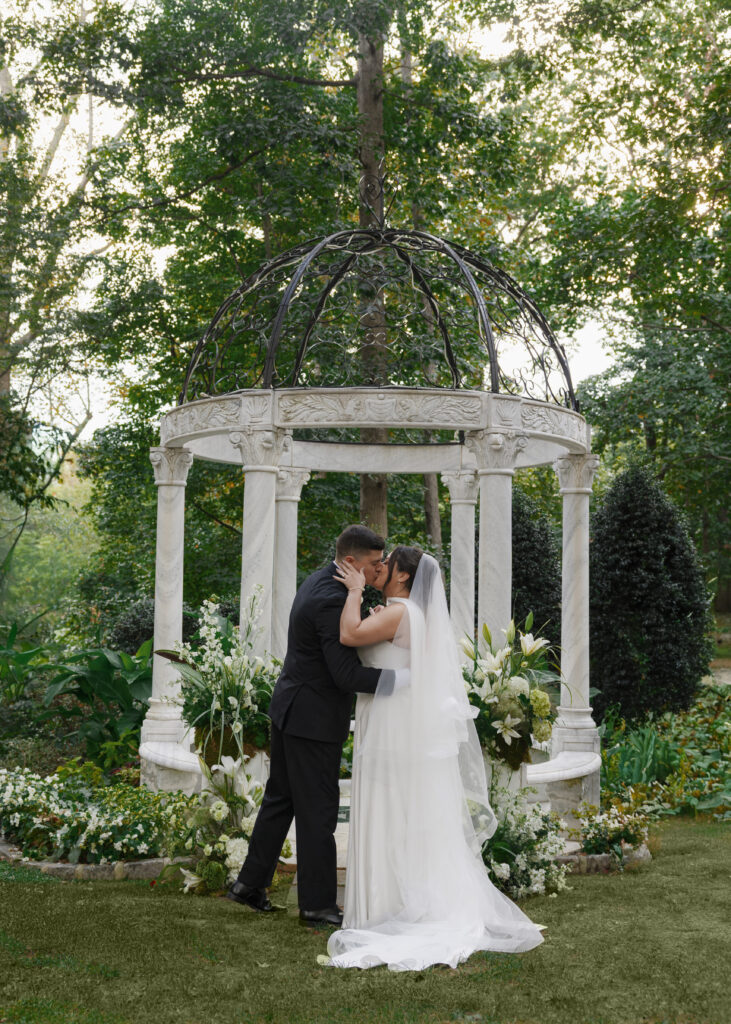 gramercy mansion wedding, outdoor wedding, vintage wedding, bride and groom, Maryland wedding, bride and groom, ceremony, ceremony florals